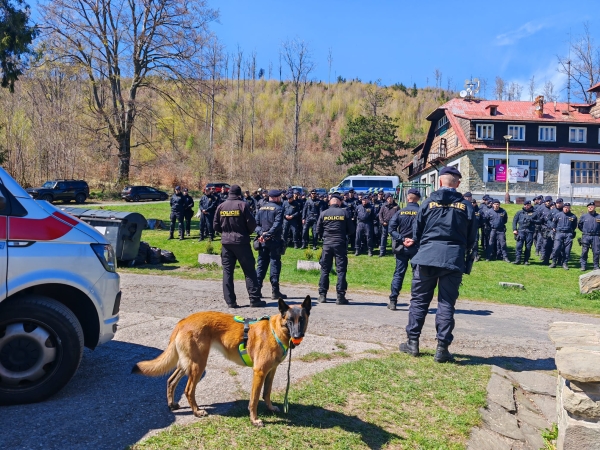 Rozsáhlý nácvik pátrací akce v horském terénu Beskyd